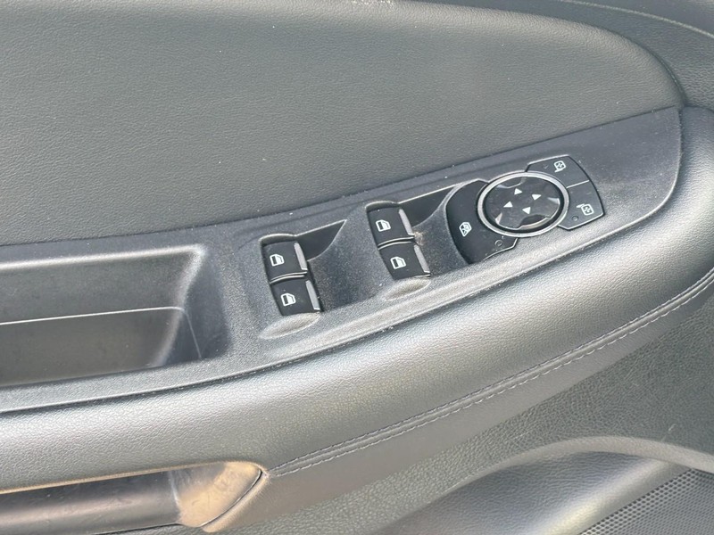 Ford Edge Vehicle Full-screen Gallery Image 17