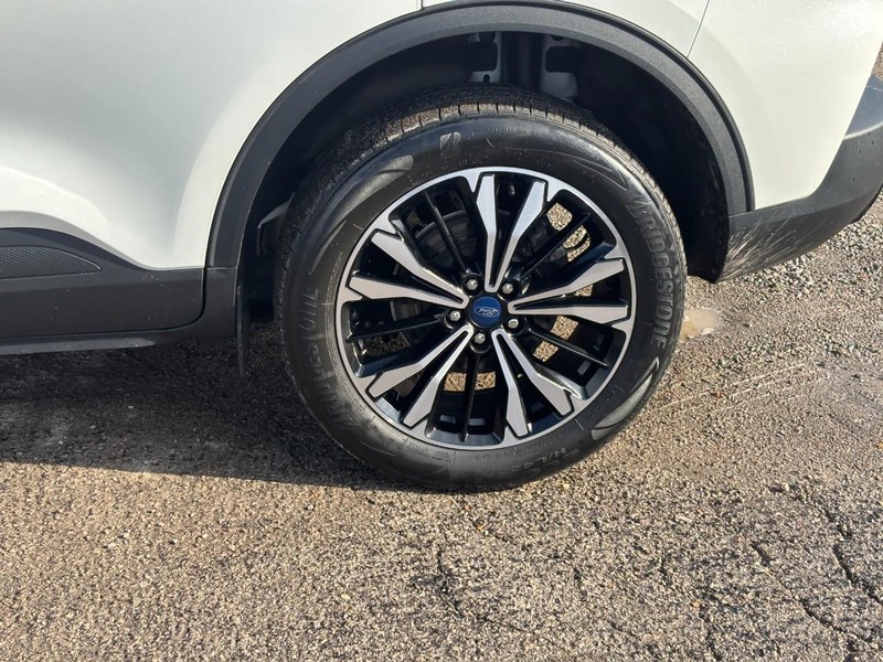 Ford Escape Vehicle Full-screen Gallery Image 11