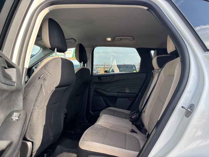 Ford Escape Vehicle Full-screen Gallery Image 12