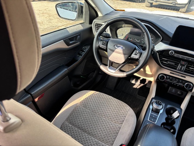 Ford Escape Vehicle Full-screen Gallery Image 13