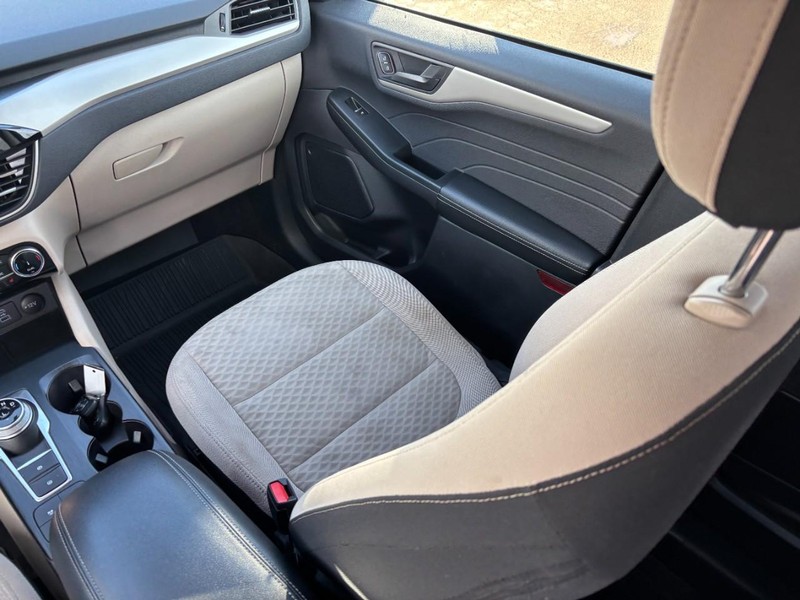 Ford Escape Vehicle Full-screen Gallery Image 15