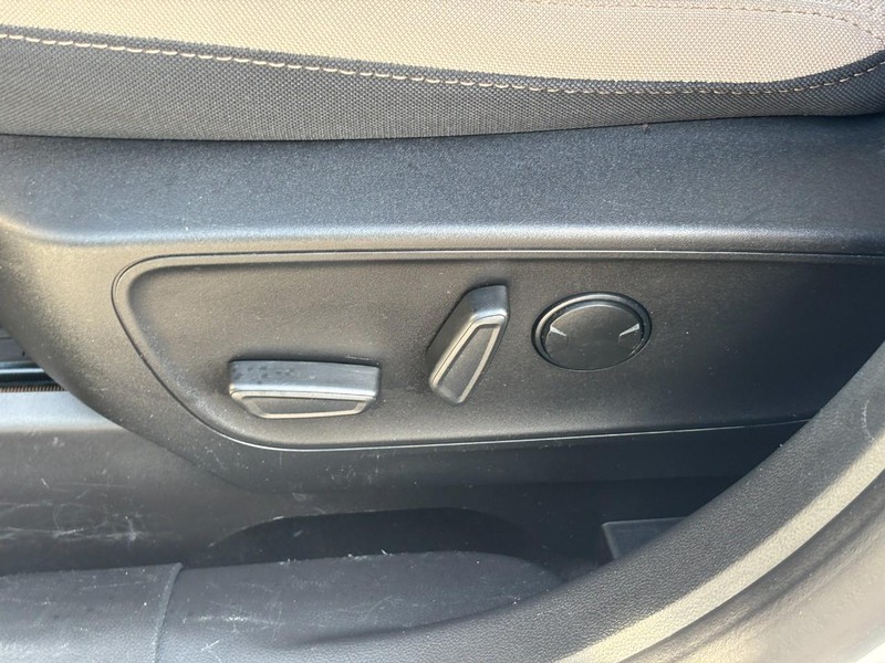 Ford Escape Vehicle Full-screen Gallery Image 16