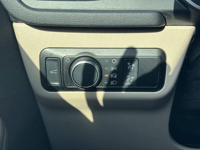 Ford Escape Vehicle Full-screen Gallery Image 18