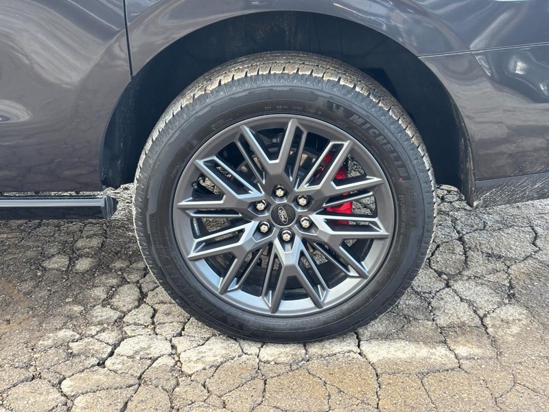 Ford Expedition Max Vehicle Full-screen Gallery Image 11