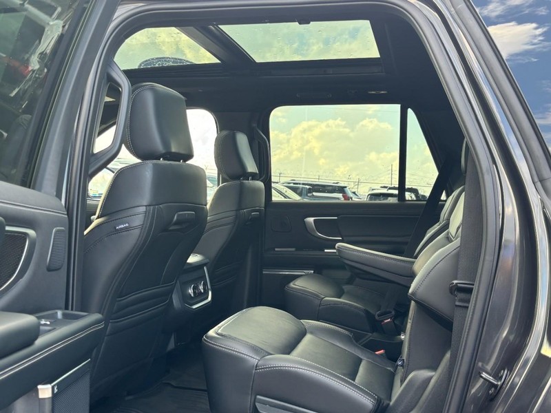 Ford Expedition Max Vehicle Full-screen Gallery Image 13