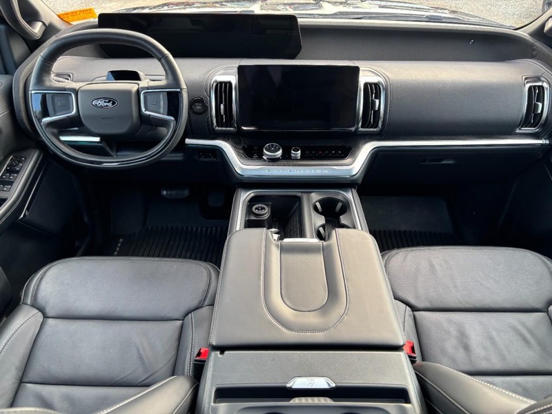 Ford Expedition Max Vehicle Full-screen Gallery Image 15