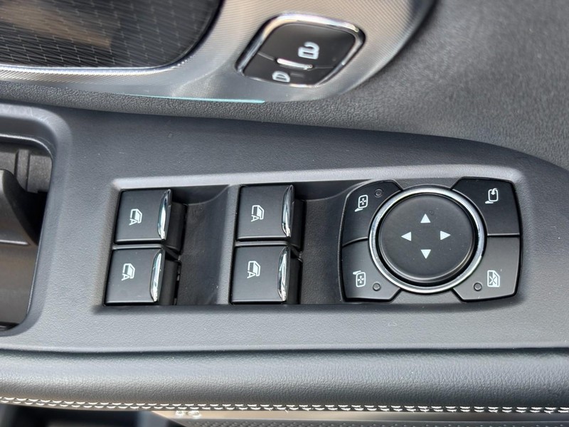 Ford Expedition Max Vehicle Full-screen Gallery Image 18