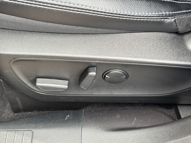 Ford Escape Vehicle Full-screen Gallery Image 16