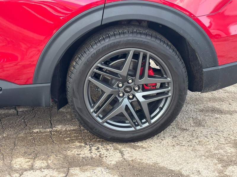 Ford Explorer Vehicle Full-screen Gallery Image 11