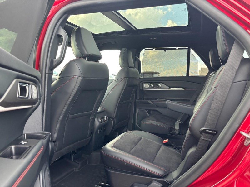 Ford Explorer Vehicle Full-screen Gallery Image 13