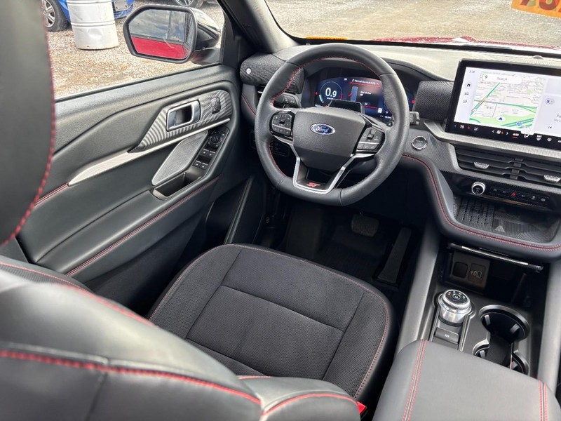 Ford Explorer Vehicle Full-screen Gallery Image 14