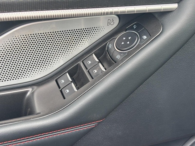 Ford Explorer Vehicle Full-screen Gallery Image 18