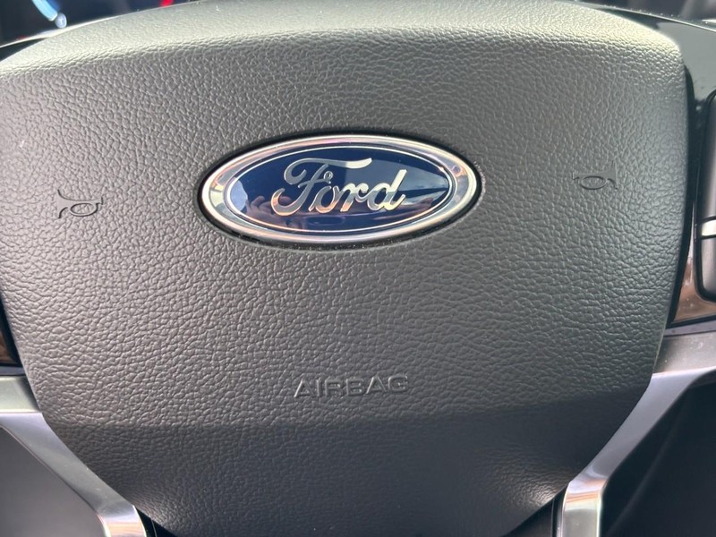 Ford Explorer Vehicle Full-screen Gallery Image 21