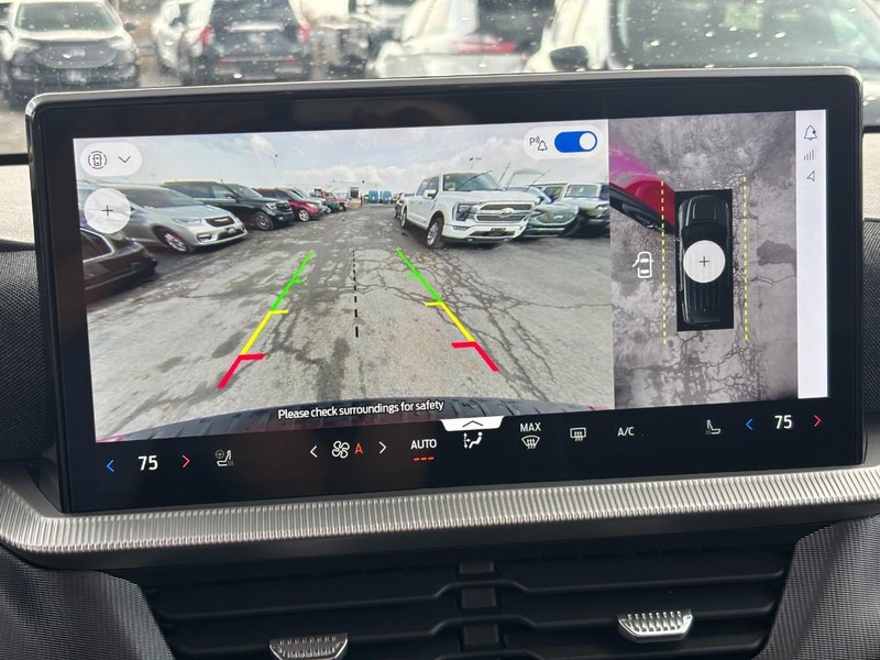 Ford Explorer Vehicle Full-screen Gallery Image 25