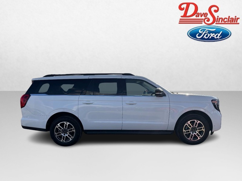 Ford Expedition Max Vehicle Full-screen Gallery Image 05