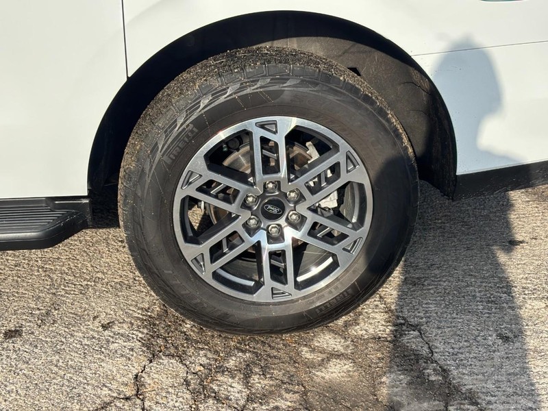 Ford Expedition Max Vehicle Full-screen Gallery Image 11