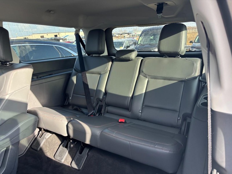 Ford Expedition Max Vehicle Full-screen Gallery Image 12