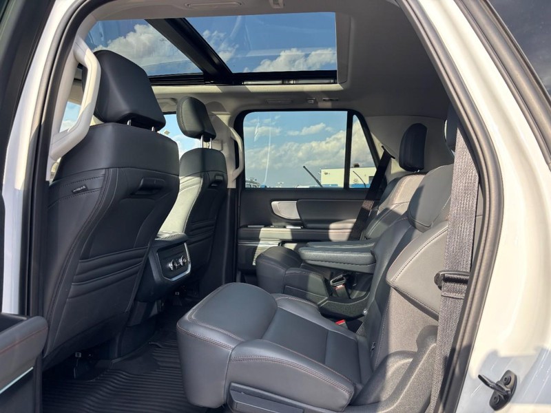 Ford Expedition Max Vehicle Full-screen Gallery Image 13