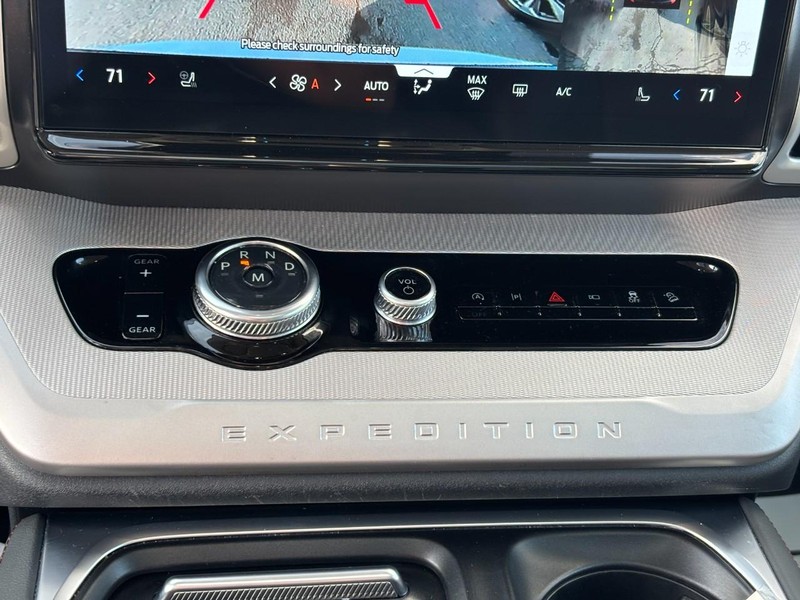 Ford Expedition Max Vehicle Full-screen Gallery Image 26