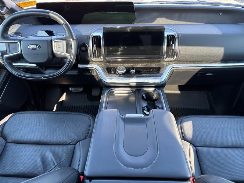 Ford Expedition Vehicle Full-screen Gallery Image 15