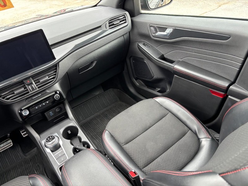 Ford Escape Vehicle Full-screen Gallery Image 15