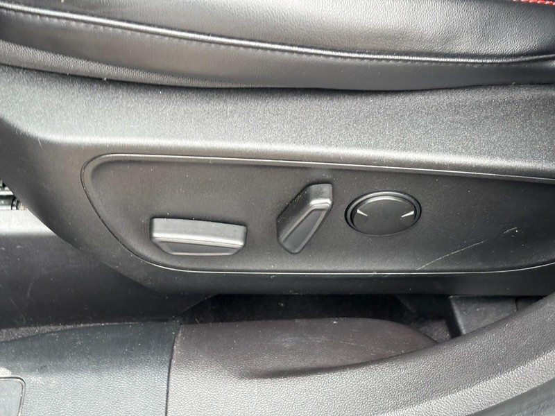 Ford Escape Vehicle Full-screen Gallery Image 16