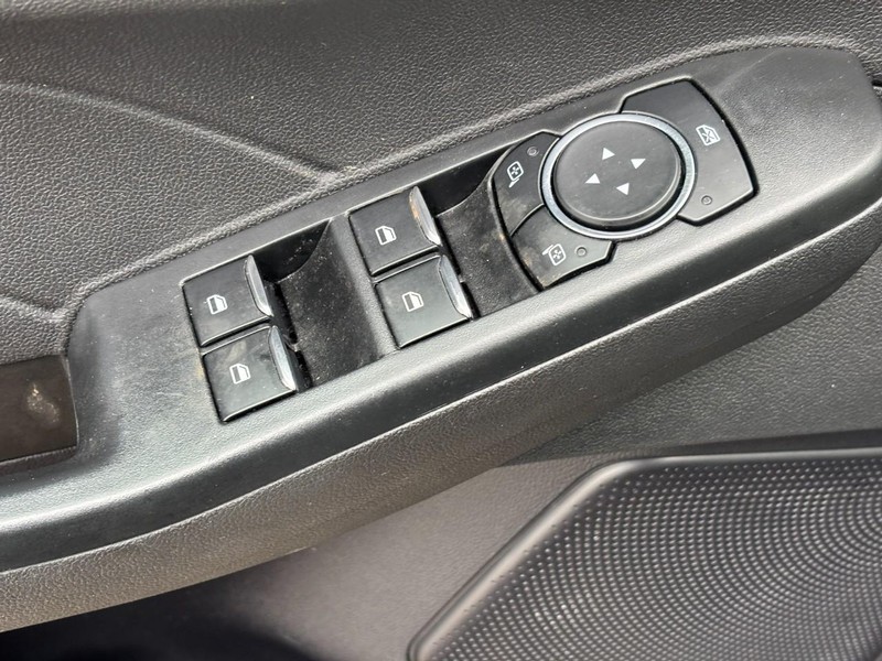 Ford Escape Vehicle Full-screen Gallery Image 17