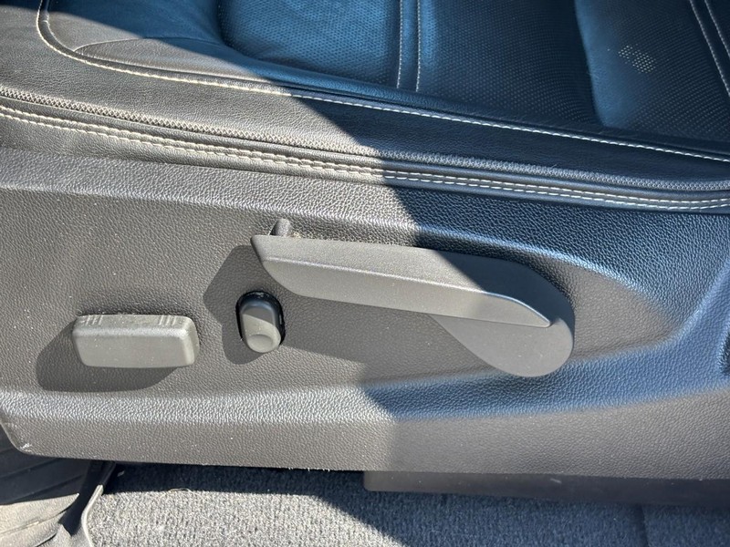 GMC Canyon Vehicle Image 16