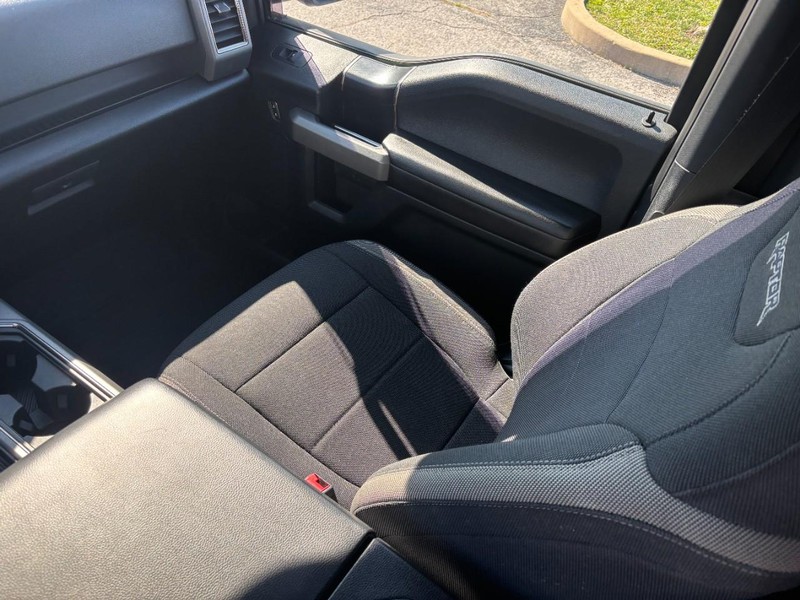 Ford F-150 Vehicle Full-screen Gallery Image 15