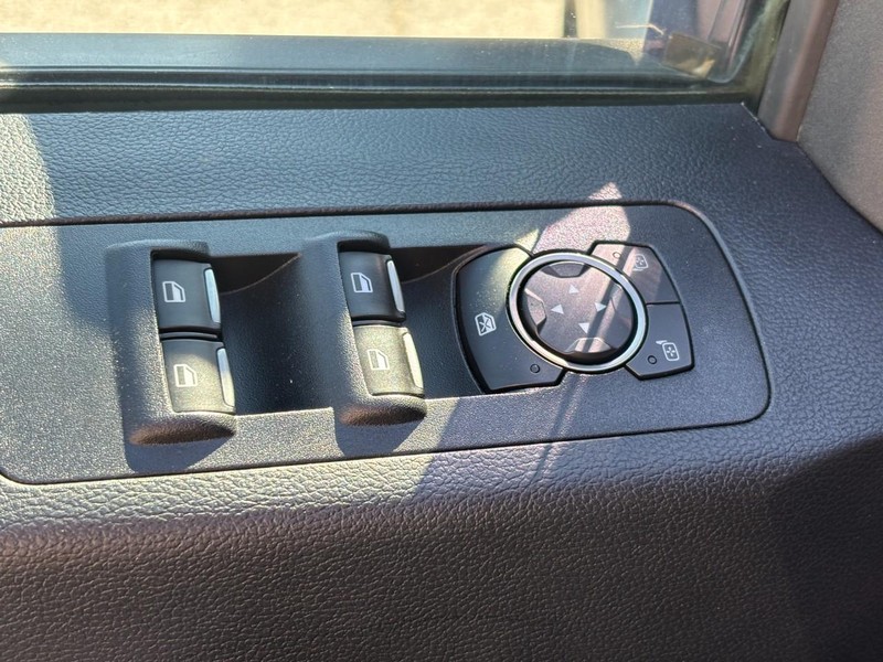 Ford F-150 Vehicle Full-screen Gallery Image 17