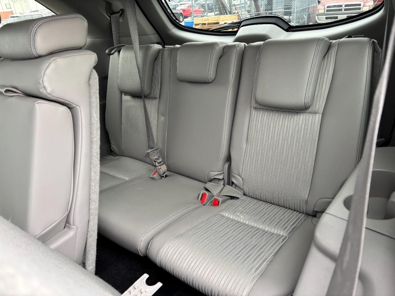 Toyota Highlander Vehicle Full-screen Gallery Image 12