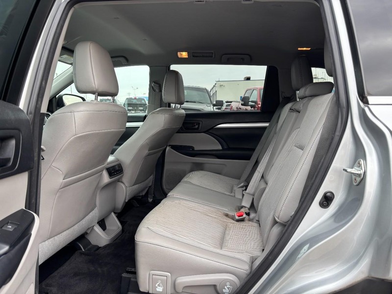 Toyota Highlander Vehicle Full-screen Gallery Image 13