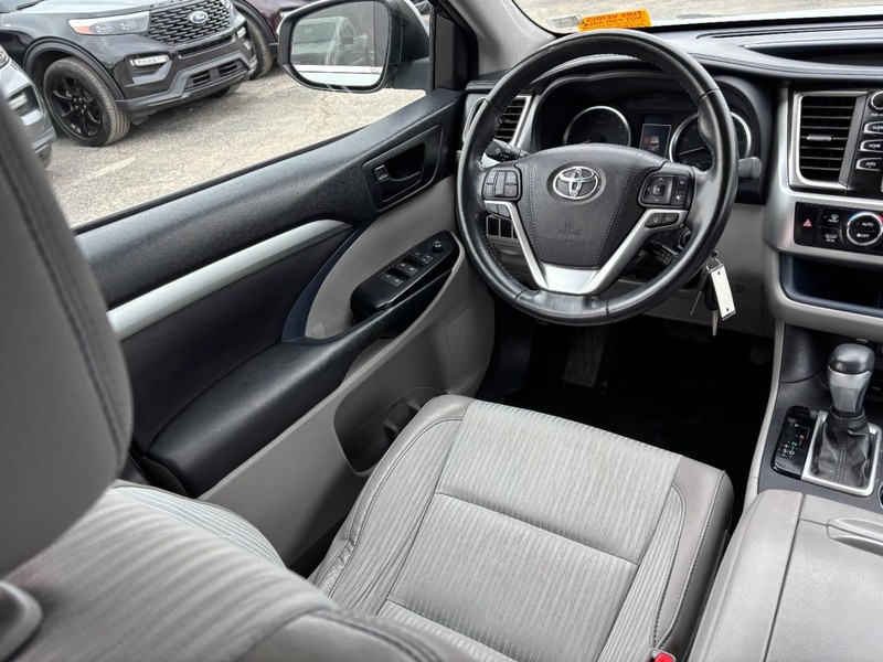 Toyota Highlander Vehicle Full-screen Gallery Image 14