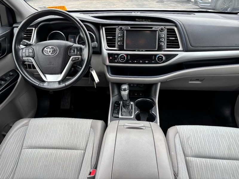 Toyota Highlander Vehicle Full-screen Gallery Image 15