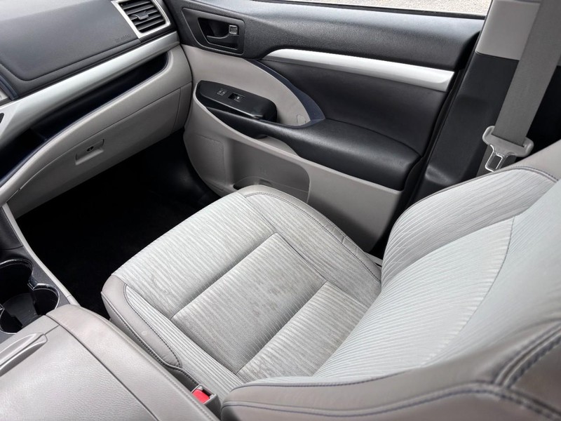 Toyota Highlander Vehicle Full-screen Gallery Image 16