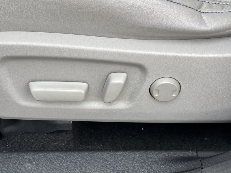 Toyota Highlander Vehicle Full-screen Gallery Image 17