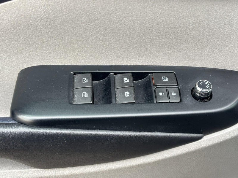 Toyota Highlander Vehicle Full-screen Gallery Image 18