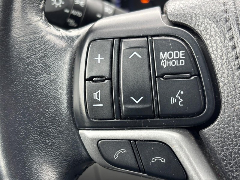 Toyota Highlander Vehicle Full-screen Gallery Image 20