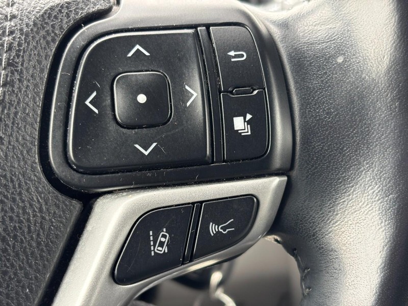 Toyota Highlander Vehicle Full-screen Gallery Image 22