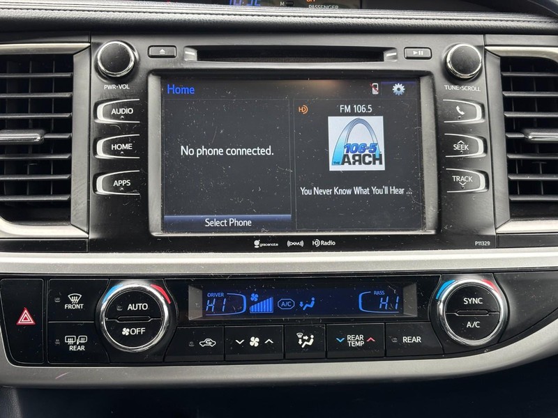 Toyota Highlander Vehicle Full-screen Gallery Image 24