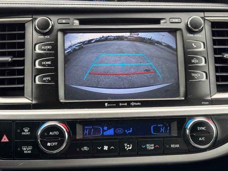 Toyota Highlander Vehicle Full-screen Gallery Image 25