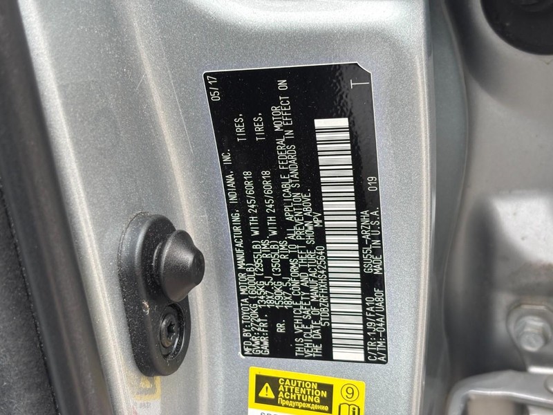 Toyota Highlander Vehicle Full-screen Gallery Image 26