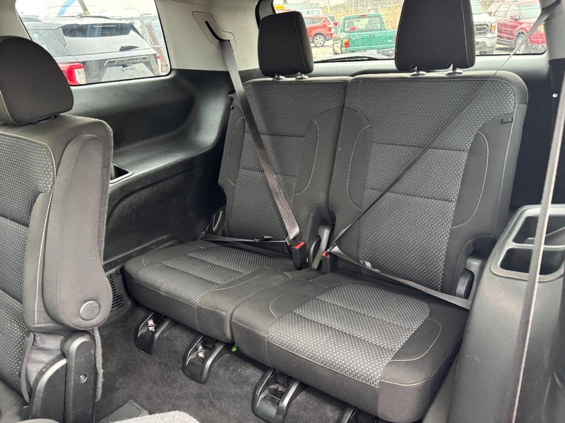 GMC Acadia Vehicle Full-screen Gallery Image 12