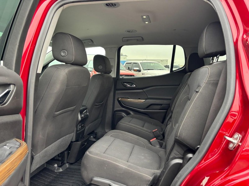 GMC Acadia Vehicle Full-screen Gallery Image 13