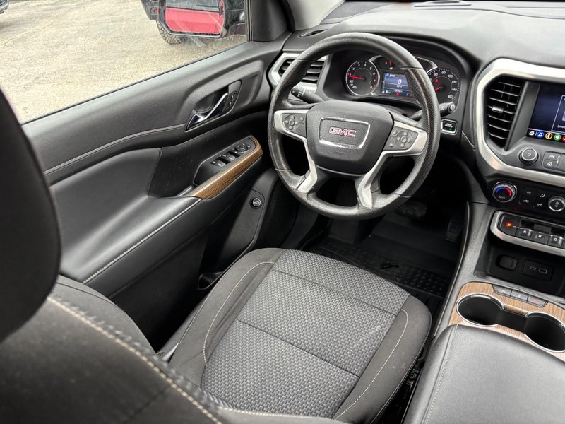 GMC Acadia Vehicle Full-screen Gallery Image 14