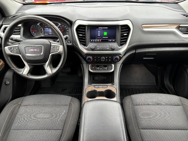 GMC Acadia Vehicle Full-screen Gallery Image 15