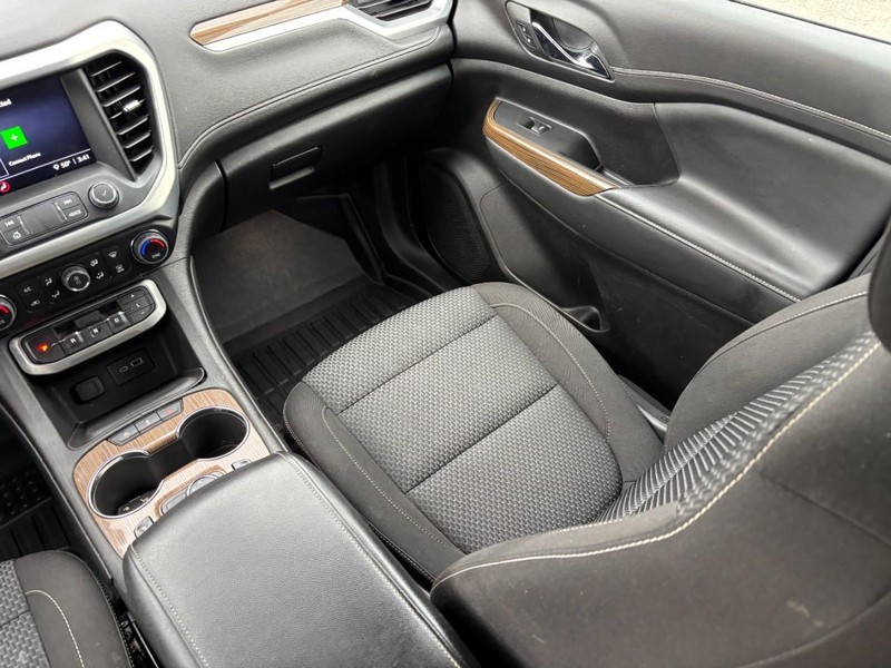 GMC Acadia Vehicle Full-screen Gallery Image 16