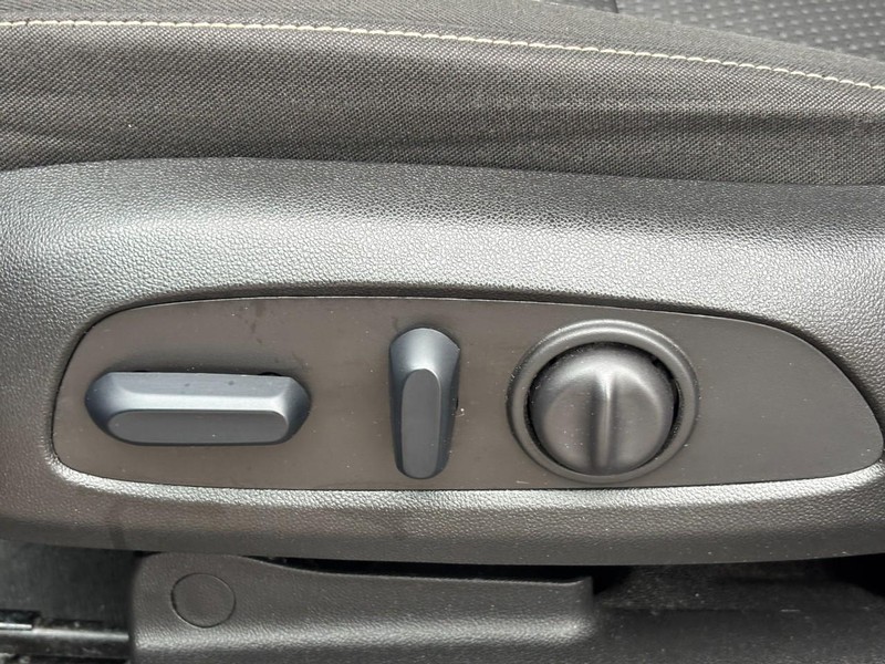 GMC Acadia Vehicle Full-screen Gallery Image 17