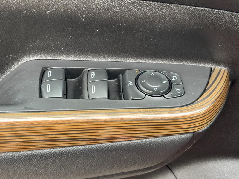 GMC Acadia Vehicle Full-screen Gallery Image 18