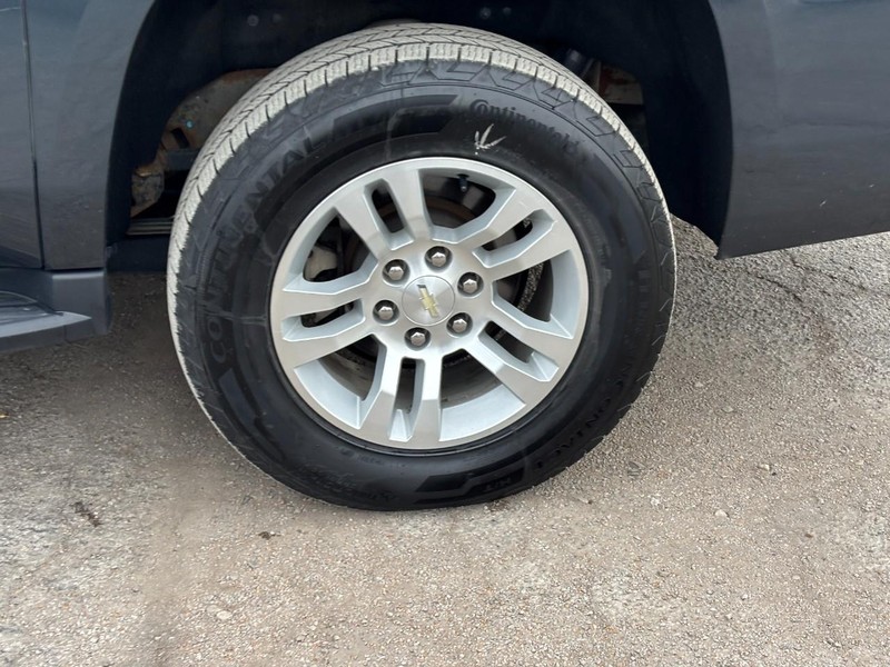 Chevrolet Suburban Vehicle Full-screen Gallery Image 09